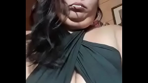 Gorda enseña tetas