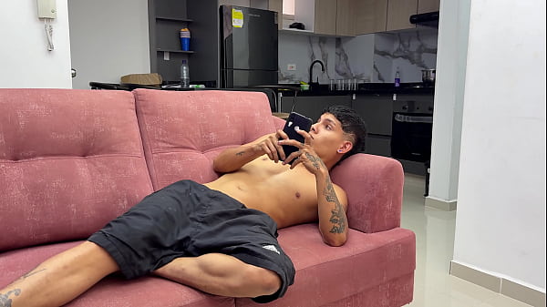 Mi madrastra MILF DE TETAS GRANDES, me descubre viendo porno y hace mi fantasia realidad. PODER FOLLAR CON UNA MUJER Y ECHARLE MI LECHE ENCIMA.