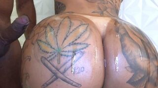 Stunning bigbooty TS gets buttdrilled