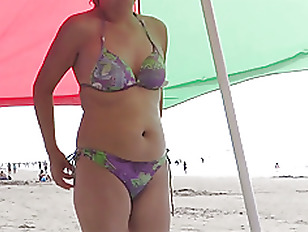 58-year-old Latina MILF masturbates deliciously on the beach